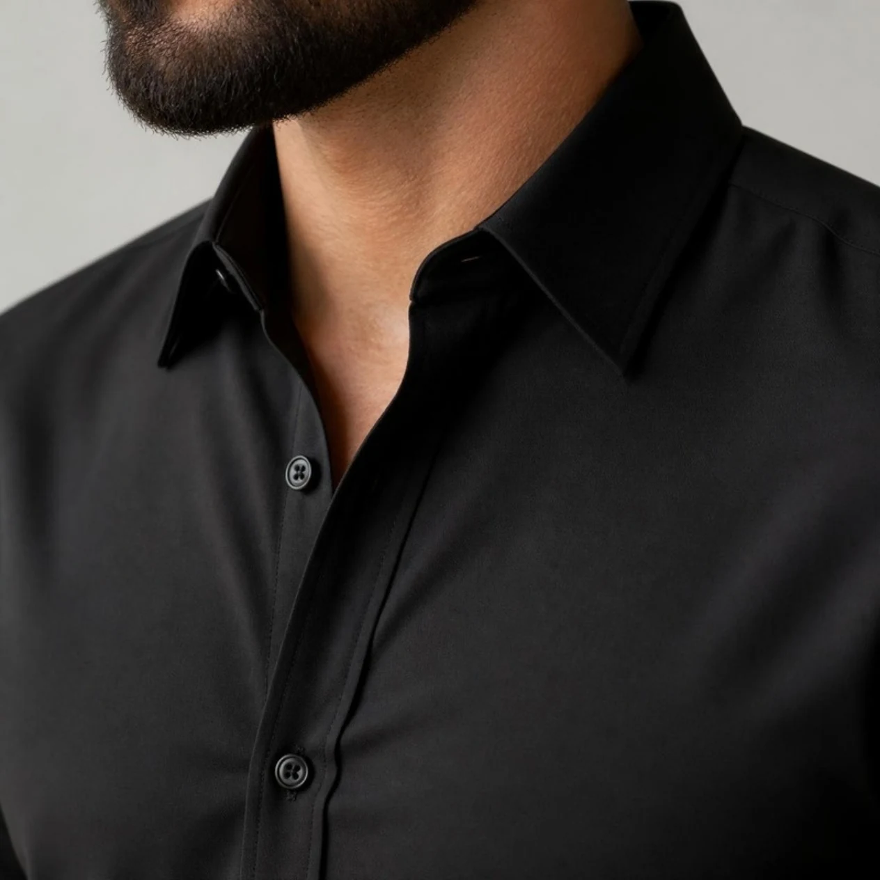 Cuello camisero de la camisa en negro