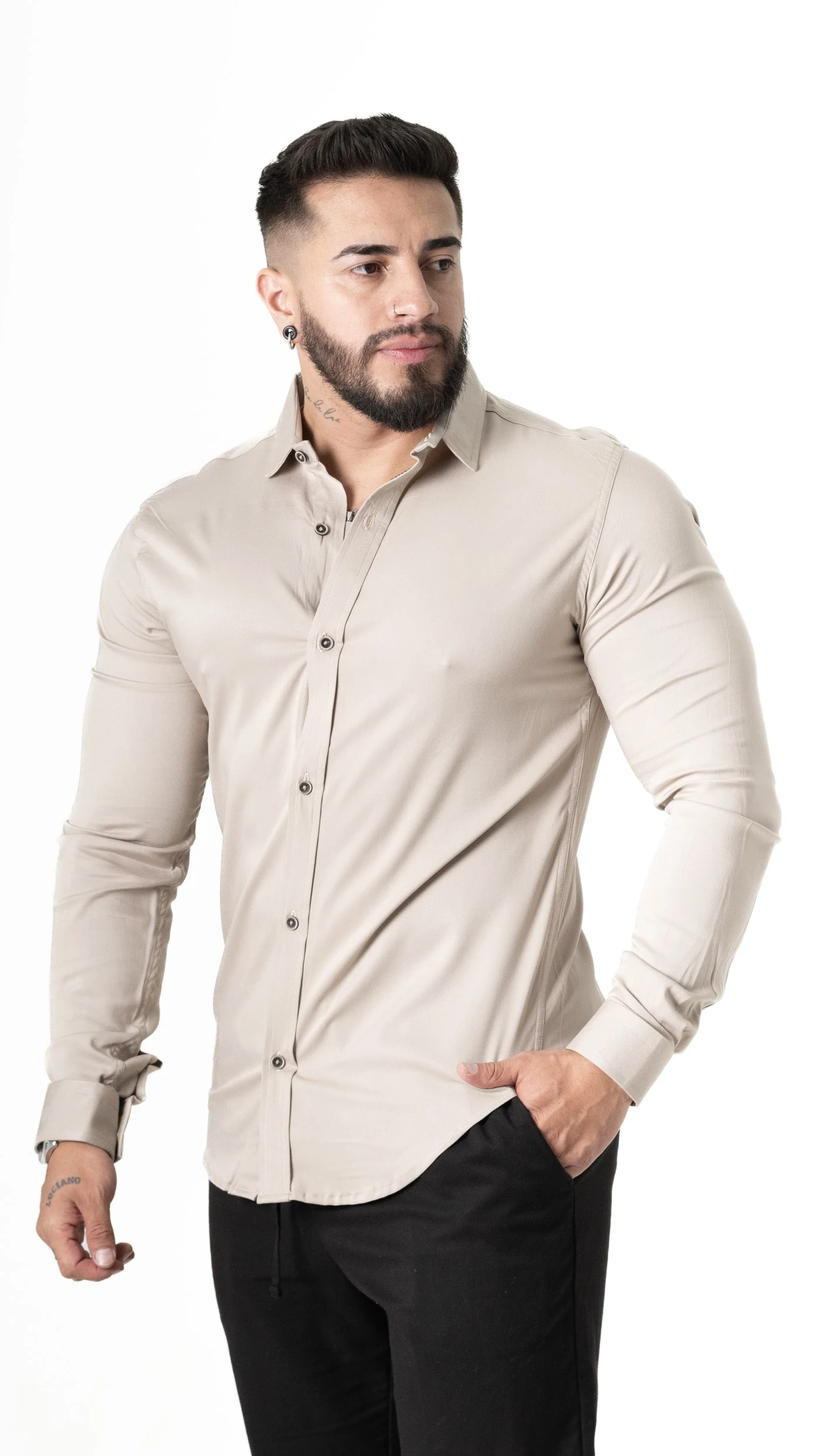 Foto de catálogo de la camisa en tono claro sobre fondo blanco